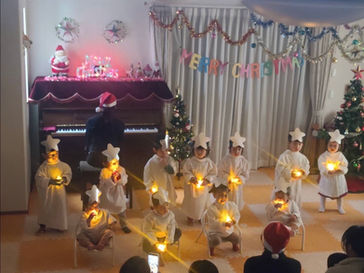 子どもたちが楽しみにしていたクリスマス発表会、サンタさんに会えたねー!