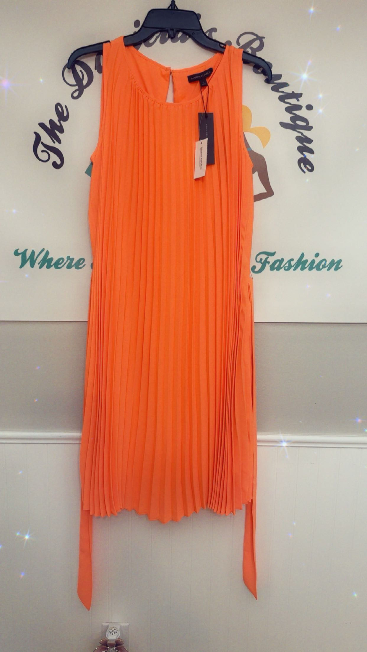 Elegant pleated orange dress 