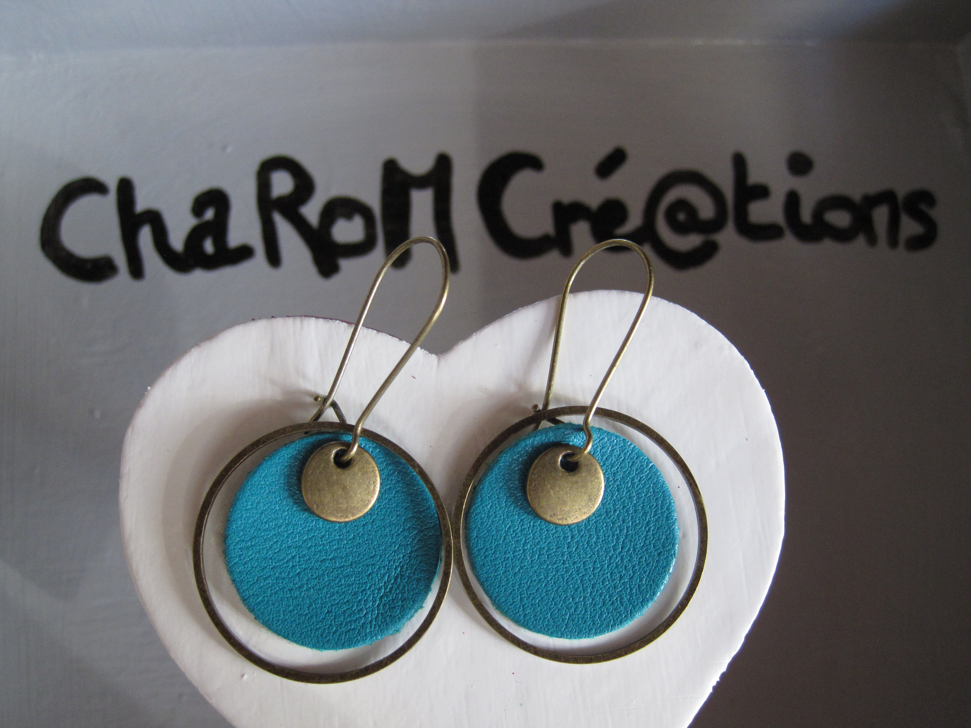 boucles cuirs et sequins