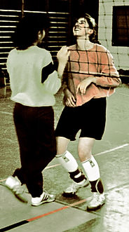 Arbeitsphoto: Zwei der jungen Türkinnen beim Volleyball-Training