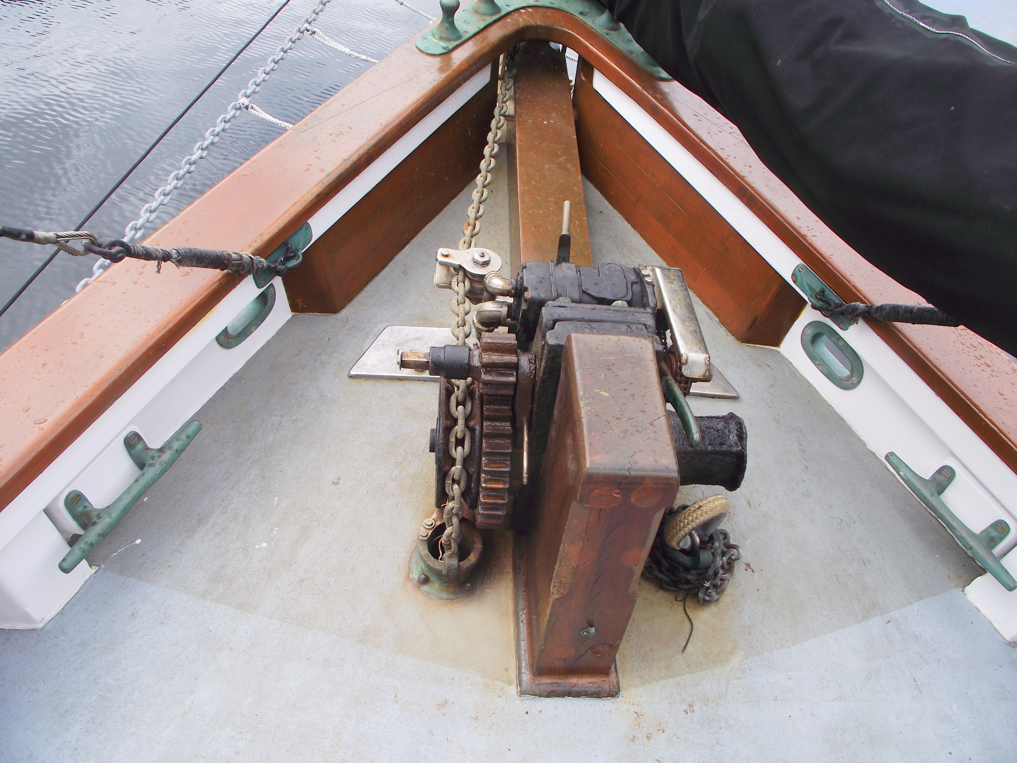 samson post , hydraulic windlass