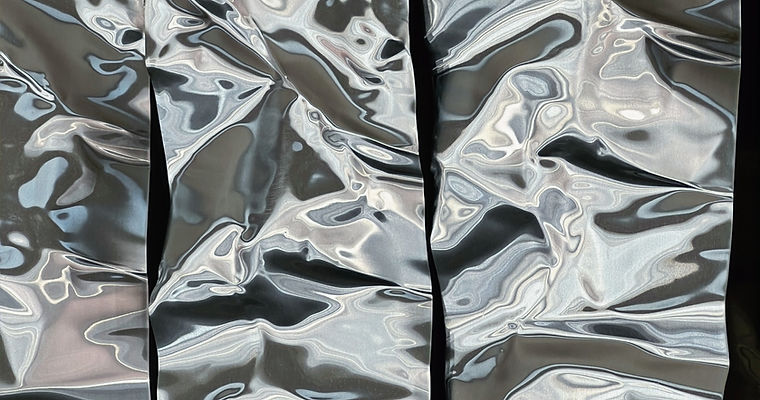 Détail de l'installation monumentale en aluminium recyclé intitulée oeuvre 202 de Michèle-Amélie Favre (alias Sensartistik)