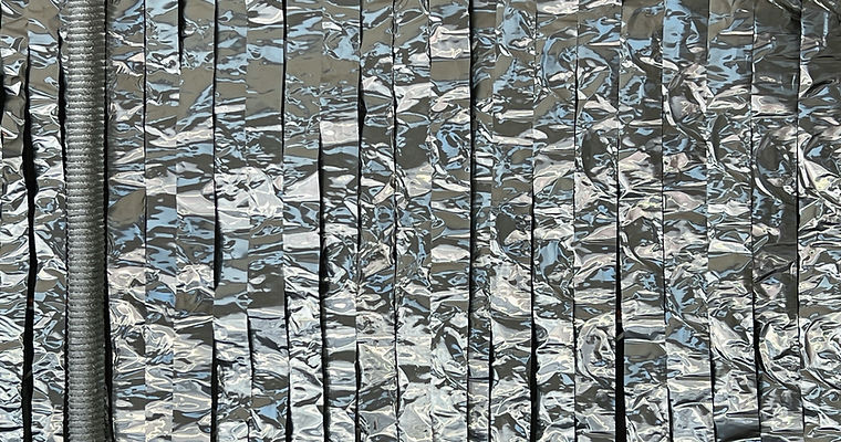 Photographie de l'installation monumentale en aluminium recyclé intitulée oeuvre 202 de Michèle-Amélie Favre (alias Sensartistik)
