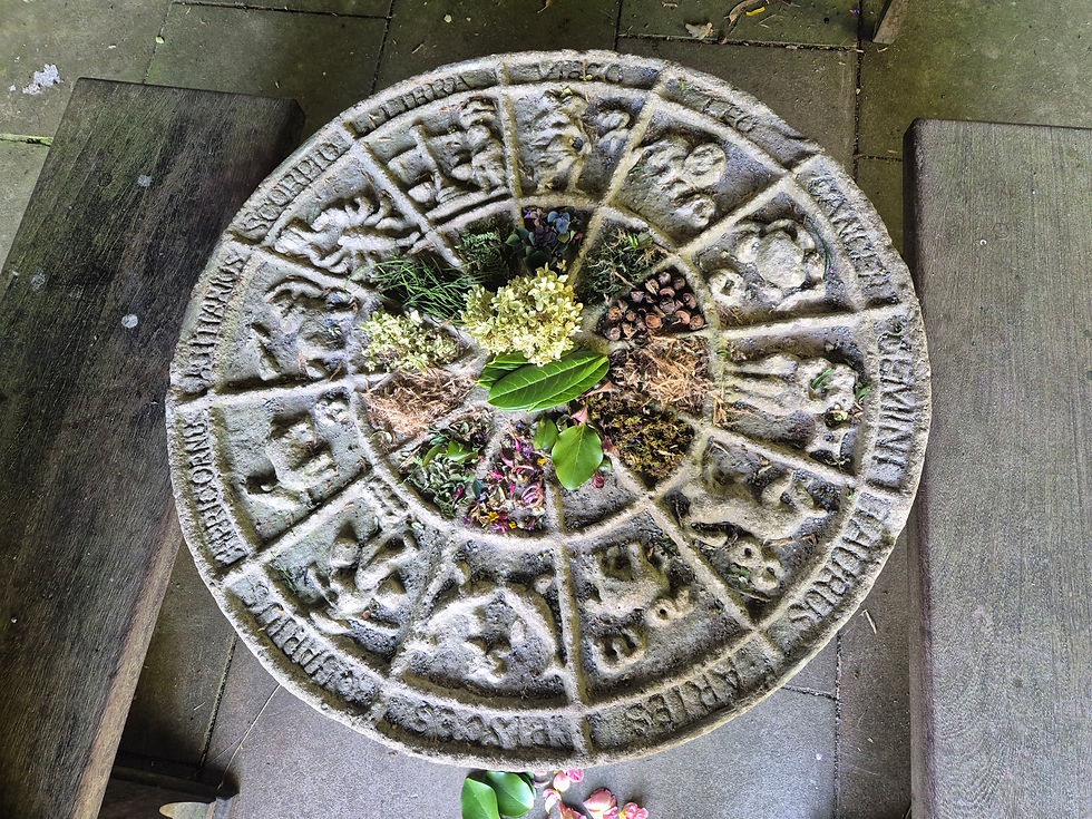 Mesa de piedra estilo ceremonial, con grabados de los signos zodialcales, en uno de los jardines de Mount Stewart