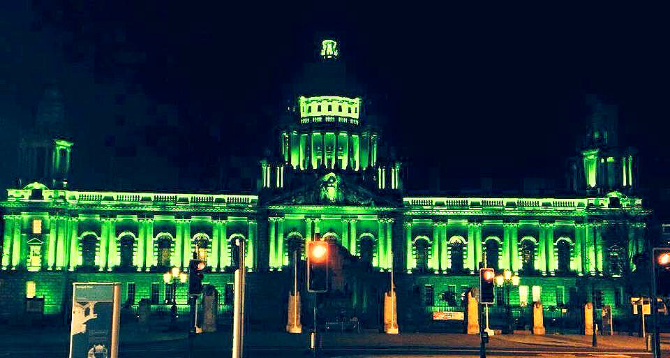 Ayuntamiento de Belfast iluminado durante San Patricio