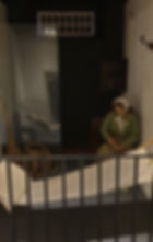 Representacion de una mujer encerrada en la prisión, realizando trabajo forzado.