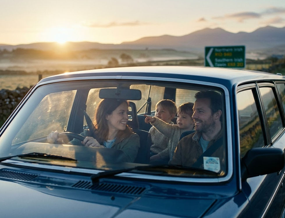 Familia viajando en coche por las rutas de Irlanda del Norte