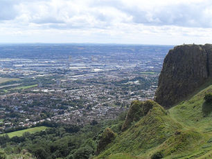 Cave Hill: La Montaña que Vigila Belfast 🏞️👀