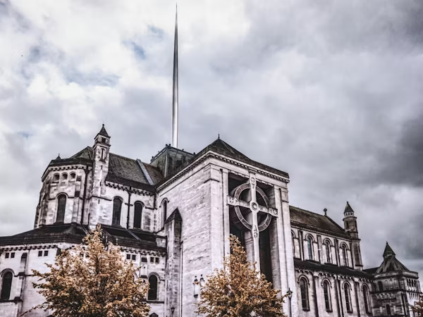 Cathedral Quarter en Belfast: historia, cultura y qué ver en el barrio más vibrante de la ciudad🏙️