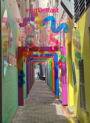 Joy's Entry en Belfast decorado con temática de verano en el centro de la ciudad