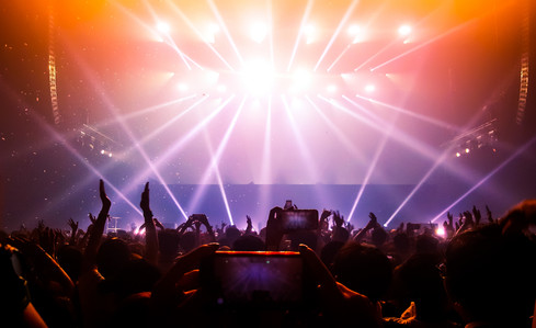 happy-people-dance-nightclub-party-concert.jpeg