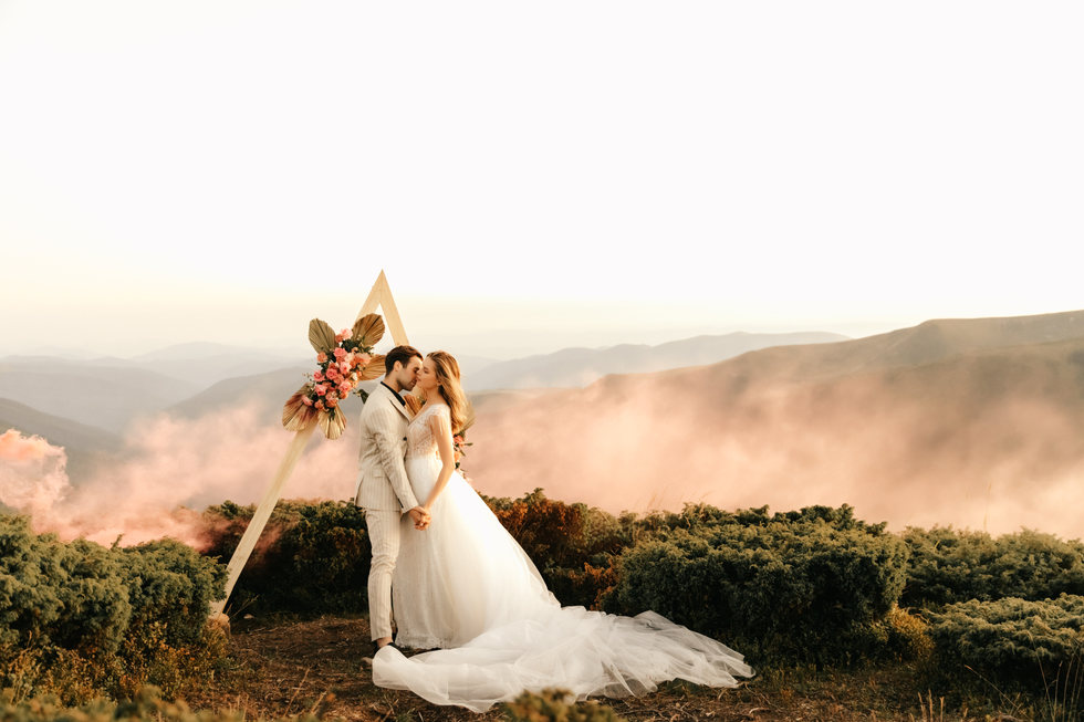 beautiful-wedding-ceremony-mountains-wed