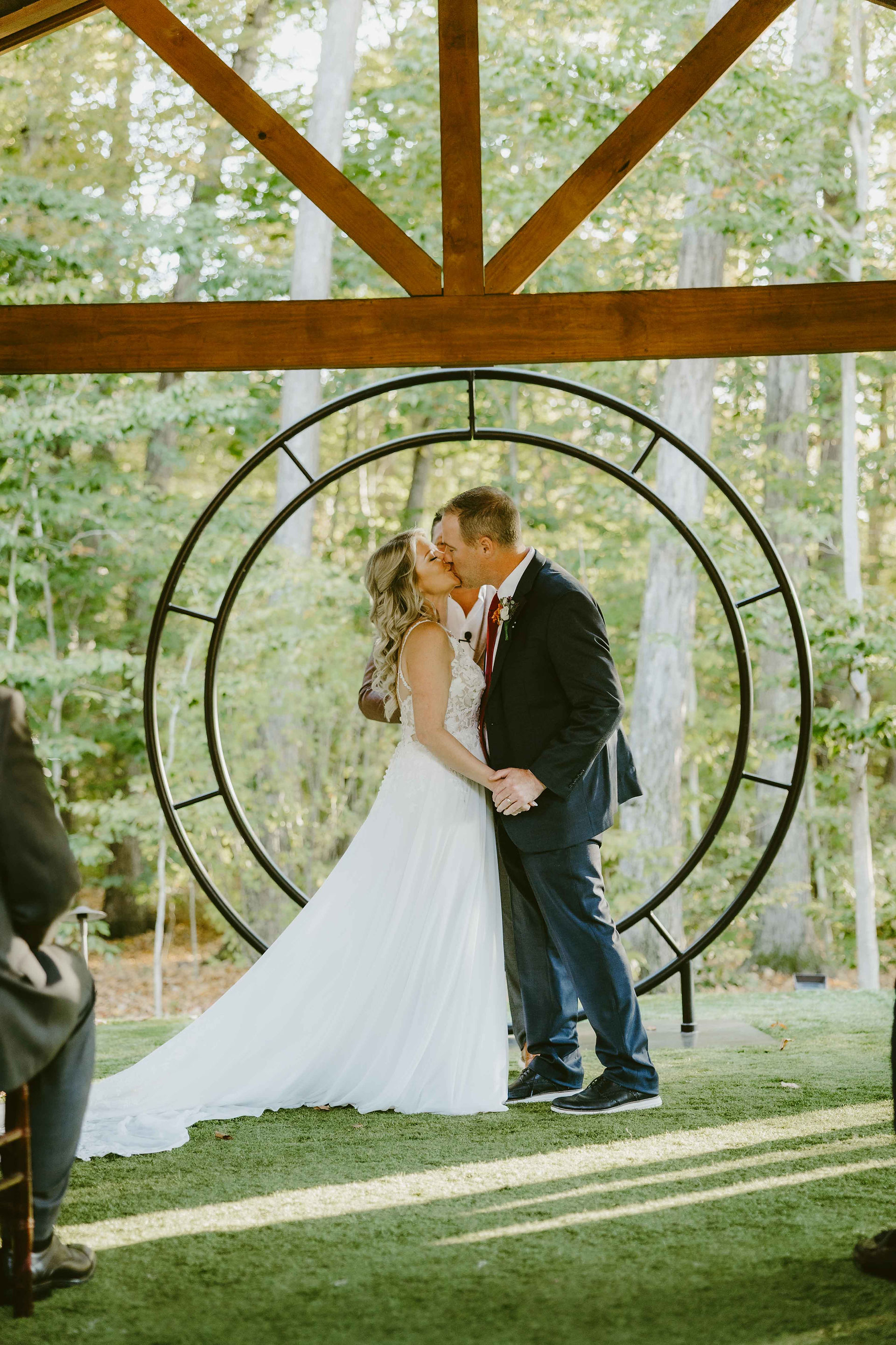 ceremony first kiss at sapphire creek winery