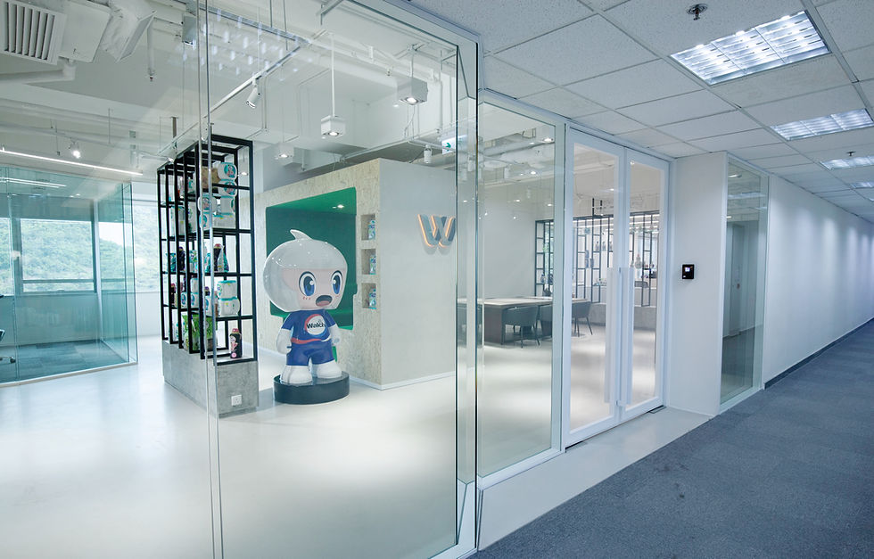 Enoch Deco가 디자인한 모던한 업무 공간 인테리어 — 건축적인 사무실 공간을 창조하는 홍콩 상업용 인테리어 디자인 스튜디오입니다.