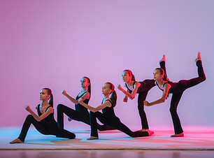 group of five teenagers balrins in black tight-fitting costumes are dancing modern kontepo