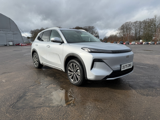 Static front 3/4 shot of a silver Geely Starray EM-i
