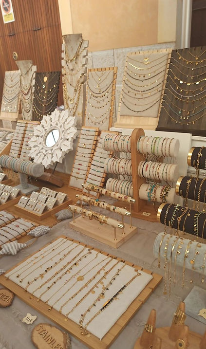 Aesthetic jewelry golden market.jpeg