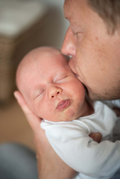 natürliche babyfotos leipzig, gemütlich zu hause, ama fotografie, echte momente, vaterliebe, kuss