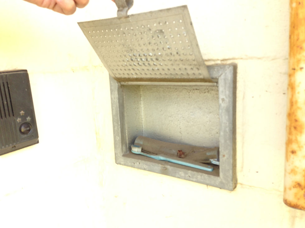 阿佐ヶ谷住宅の牛乳受け　歯ブラシ？