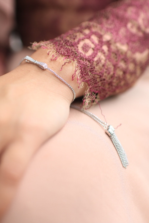 LADY N JEWELRY - LUX BOW TIE TASSELS BRACELET
