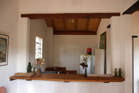 Cozinha rústica da Casa 34 na Fazenda São José, com balcão de madeira e decoração simples em ambiente acolhedor.