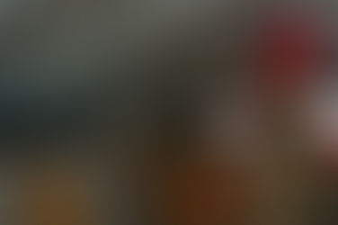 Pracownik przy konstrukcji hali stalowej