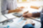 hombre-negocios-financiero-inspector-secretaria-haciendo-informe-calculo-o-comprobacion-ba