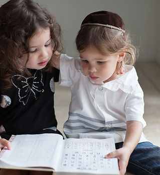 アルファベットを学ぶ子どもたち