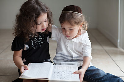 アルファベットを学ぶ子どもたち