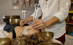 massaggio sonoro con campane e diapason
