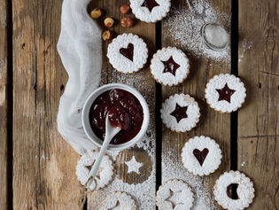 Biscotti alle nocciole e lamponi