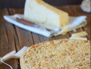 Torta salata con ratatouillle e crumble al pecorino