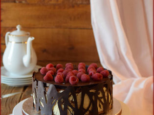 TORTA AL CIOCCOLATO ciliegie e lamponi