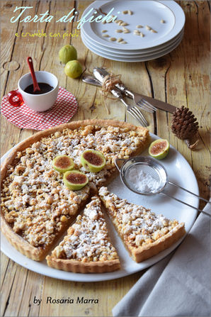 Torta di fichi e crumble con pinoli