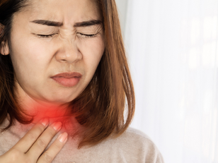 Streptocoque A: Apparition abrupte des symptômes    Ganglions sensibles et palpables au cou    Fièvre    Douleur à la déglutition    Mal de gorge important    Taches blanches ou jaunâtres sur les amygdales    Érythème cutané    Nausées/vomissements/douleurs abdominales surtout chez les enfants