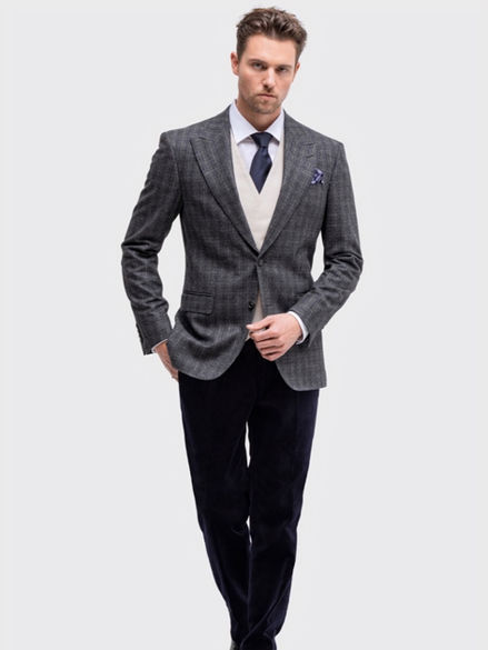 Klassisch, elegant und sportiv.  Diese Anzugskombination ist ein wunderbarer Mix aus Casual und formell. Material: Pullover Stafford Merinowolle, Jacke: ital. Tweed, Hose: ägyptische Wolle