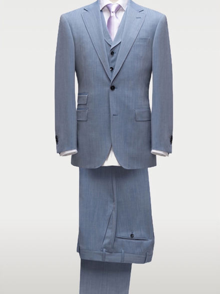 Der "Azure Executive" Business Anzug ist ein zeitloser und doch moderner Anzug, den wir für anspruchsvolle Geschäftsumgebungen entworfen haben . Sein helles, kühles Blau verleiht ihm eine frische und professionelle Ausstrahlung, während die hochwertige italienische Merinowolle für eine erstklassige Qualität und Tragekomfort steht.