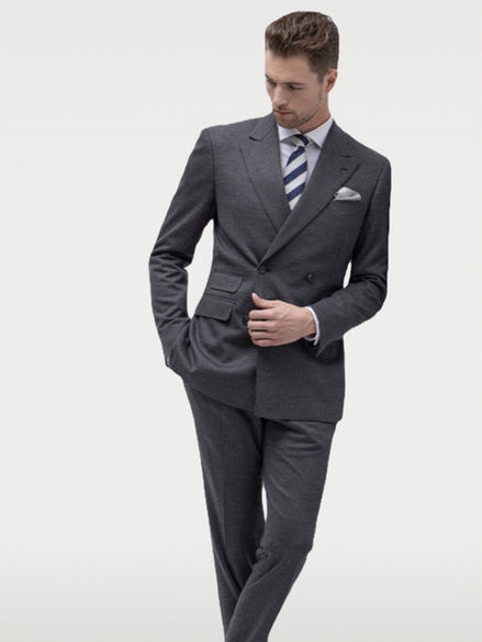 Dieser doppelreihiger Businessanzug ist ein Symbol für zeitlose Eleganz und professionelle Raffinesse. Gefertigt aus ital. Merinowolle Super 150`s  in Anthrazit, verkörpert dieser Anzug Stil, Klasse und Selbstbewusstsein.
