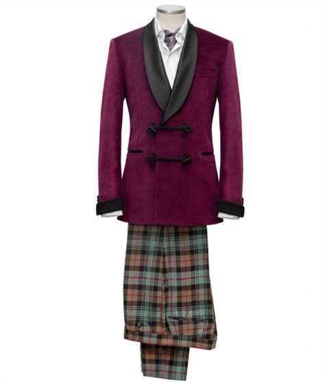 Extravaganter Smoking Doppelreiher aus englischem Samt und einer Hose aus ital. Merinowolle. Die leicht barock anmutige Darbietung kombiniert sich wunderbar mit der konträren Derby-Style Hose.