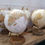Miniature : Globe beige & blanc taille moyenne