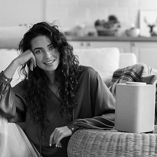 mujer-sonriente-vista-frontal-altavoz-in