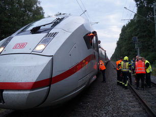 FW Wathlingen: Feuermeldung im ICE sorgt für Großeinsatz der Feuerwehr