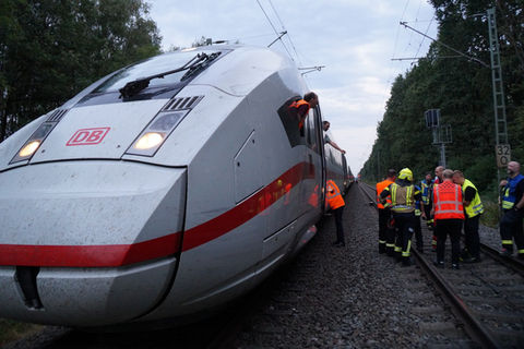 FW Wathlingen: Feuermeldung im ICE sorgt für Großeinsatz der Feuerwehr