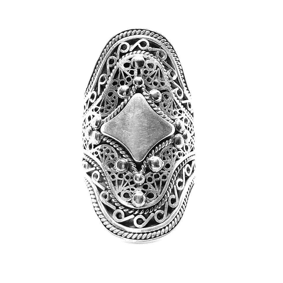 Bague longue ouvragée