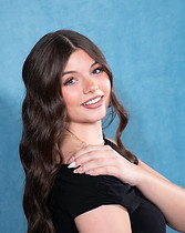 Ainsley Headshot.jpg