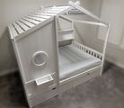 Assemble house style bed with 2 drawers, book shelves and roof