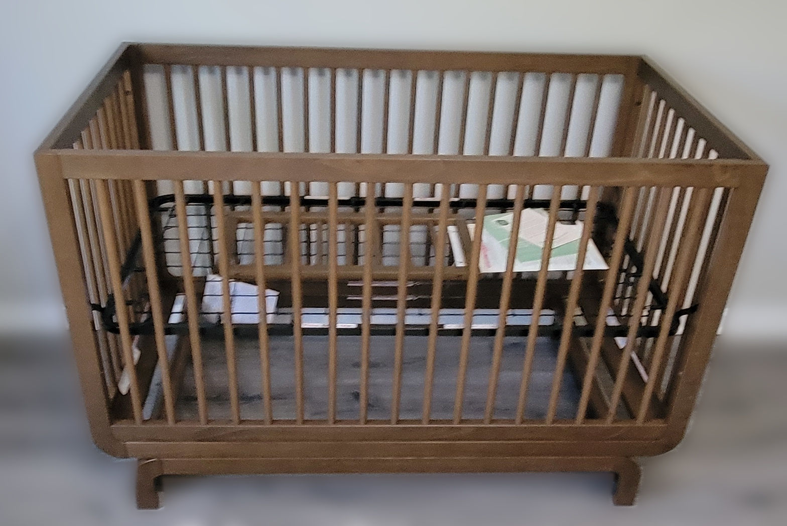 Assembly of simple single-level beds and platform beds without storage drawers, with a low headboard