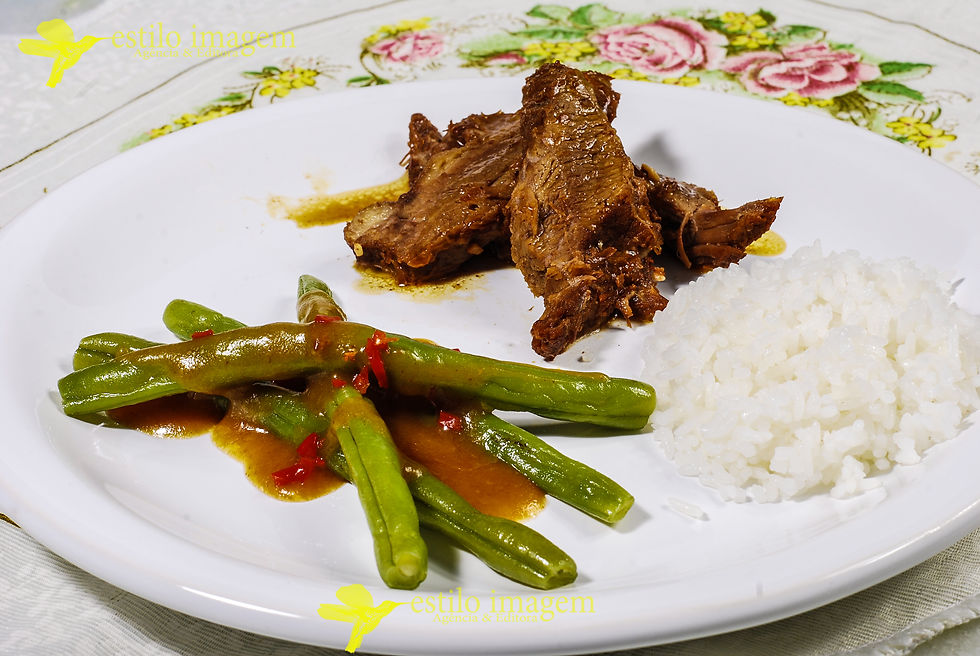 carne de Santa Gertrudes  assada e molho gourmet e vagens refogadas ao bourbon