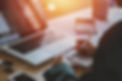 femme-d-affaires-travaillant-sur-un-ordinateur-portable-a-son-poste-de-travail-gratuit-pho