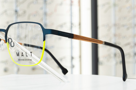 Monture homme MALt détail design lunettes chez opticien indépendant Laeken Bruxelles